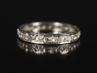 Vente aux enchères Alliance américaine en or blanc 750, sertie de diamants taillés en ros