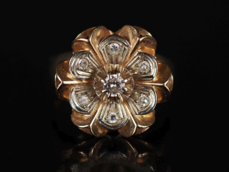 Vente aux enchères Bague marguerite en or ornée d'un diamant central, pierres autour à l'