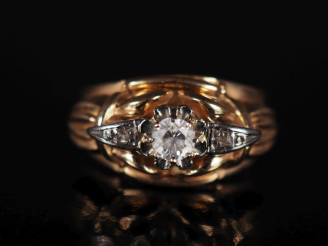 Vente aux enchères Bague 1940 en or, pierre centrale à l'imitation du diamant Poids tel :