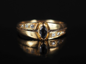 Vente aux enchères Bague en or, saphir et six petits brillants. TDD : 51  Poids tel : 2,5