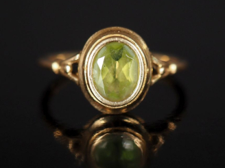 Vente aux enchères Bague en or jaune 750 et pierre verte TDD 56  Poids tel : 2,37 g   