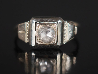 Vente aux enchères Bague de style Art Déco en or blanc 750 sertie d'un diamant taillé en 
