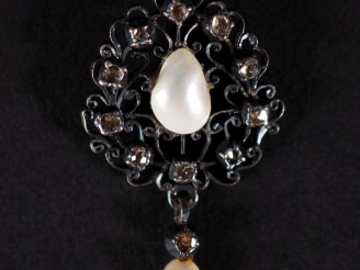 Vente aux enchères Pendentif 1900 en argent, roses et deux perles de forme baroque dont u