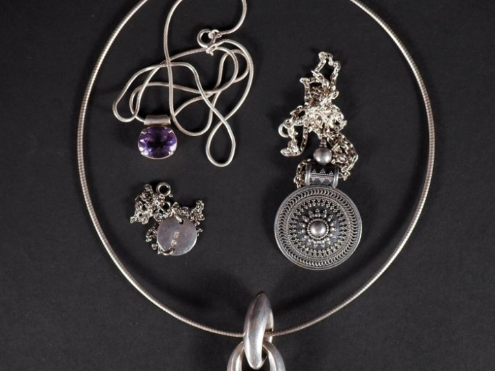 Ensemble comprenant :  - un collier en argent 925, maille ronde, agrém