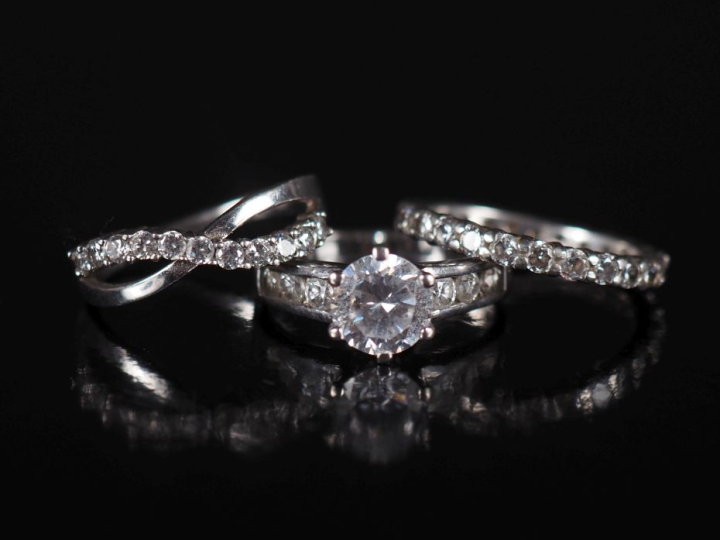 Ensemble comprenant :  - une bague en argent 925, sertie en son centre