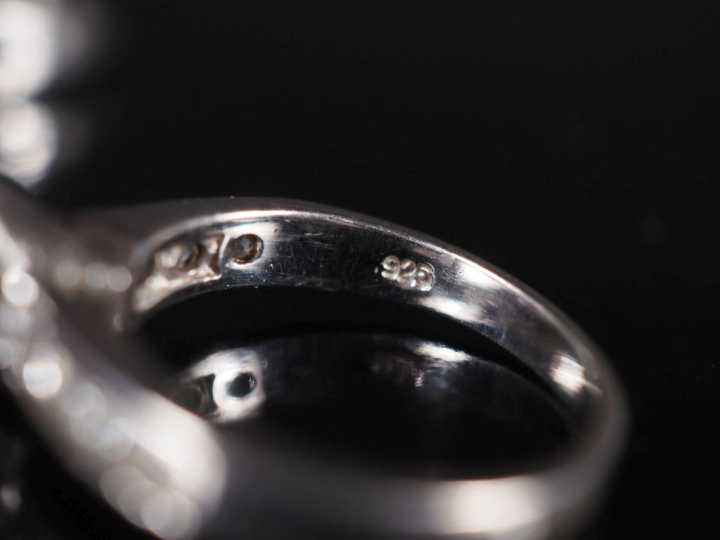 Ensemble comprenant :  - une bague en argent 925, sertie en son centre