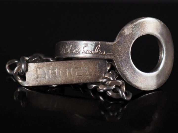 Ensemble comprenant :  - un bracelet moderniste en argent. Gravé Prat 