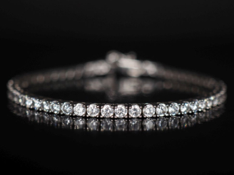 Vente aux enchères Bracelet souple en argent 925  et pieres à l'imitation du diamant. Lon