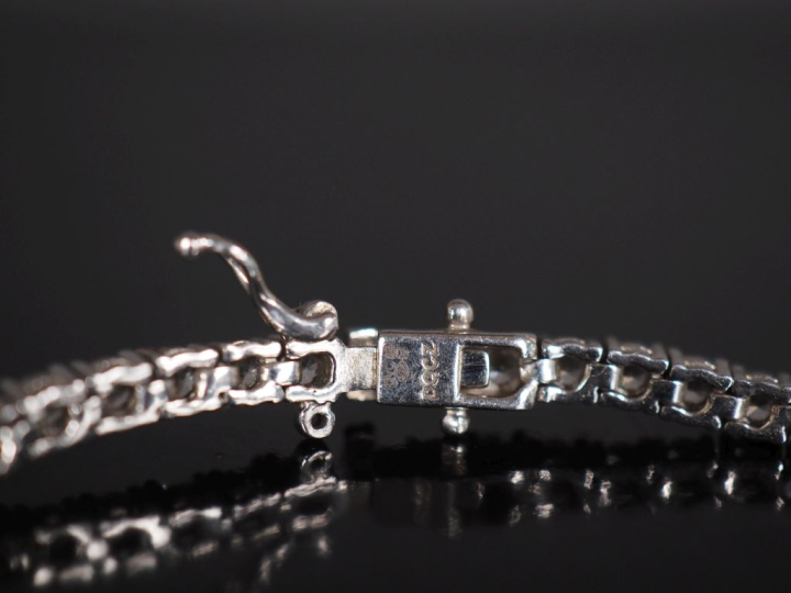 Bracelet souple en argent 925  et pieres à l'imitation du diamant. Lon