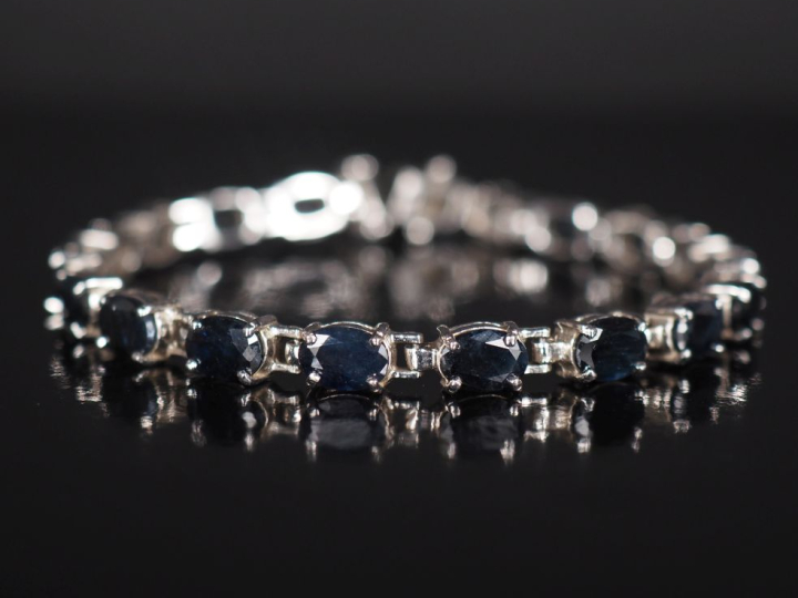 Bracelet articulé en argent 925 serti de pierres bleues. Longueur : 18