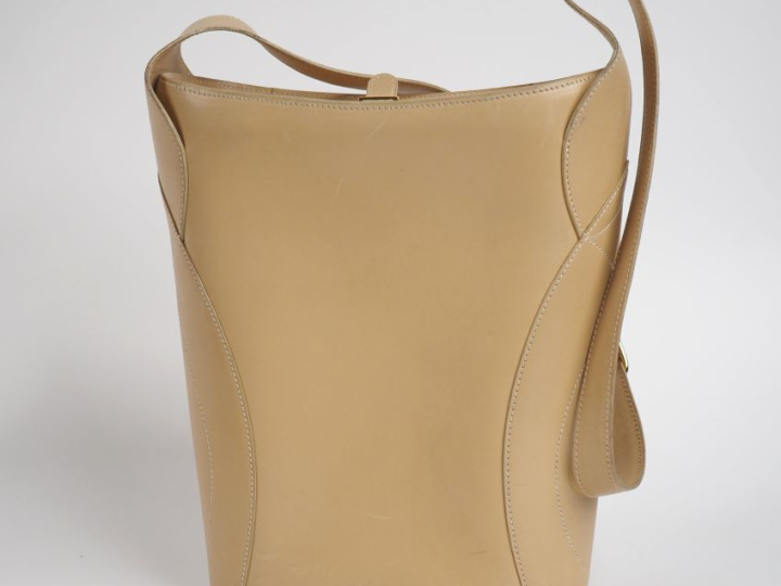 HERMES, Paris Modèle Tabriz, sac à bandoulière intégrée en cuir crème,