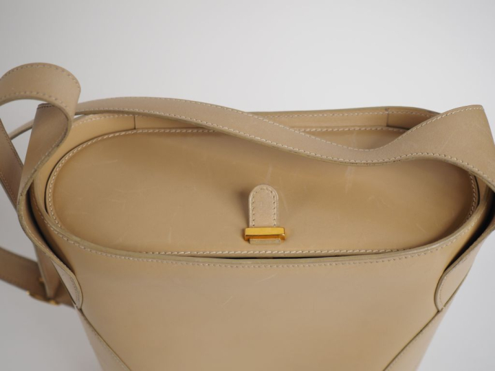 HERMES, Paris Modèle Tabriz, sac à bandoulière intégrée en cuir crème,