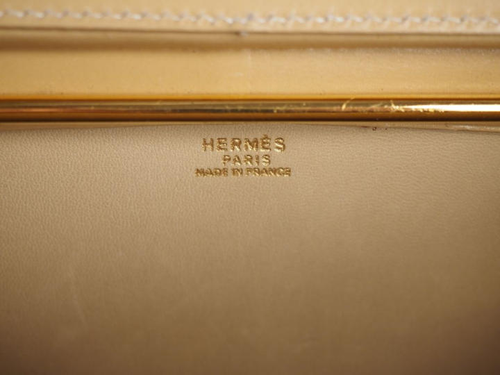 HERMES, Paris Modèle Tabriz, sac à bandoulière intégrée en cuir crème,
