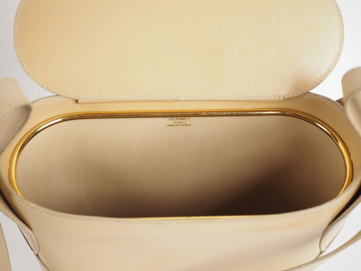 HERMES, Paris Modèle Tabriz, sac à bandoulière intégrée en cuir crème,