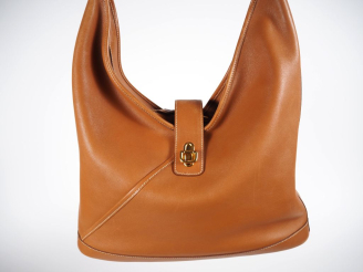 Vente aux enchères HERMES, Paris Sac porté épaule, modèle "Duska" en cuir marron.  Compar