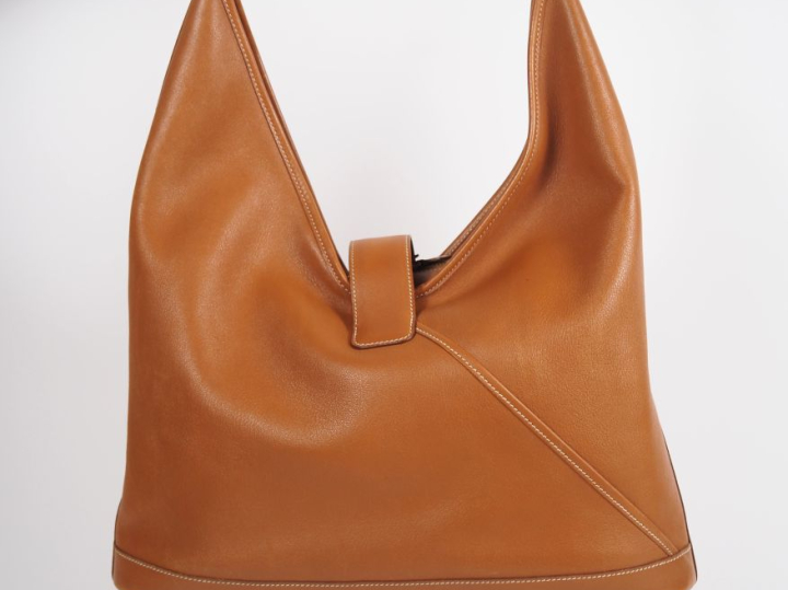 HERMES, Paris Sac porté épaule, modèle "Duska" en cuir marron.  Compar