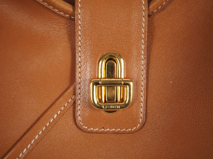 HERMES, Paris Sac porté épaule, modèle "Duska" en cuir marron.  Compar