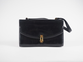 Vente aux enchères HERMES, Paris Sac vintage porté épaule en cuir noir.  Intérieur à troi