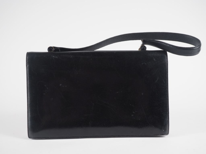 HERMES, Paris Sac vintage porté épaule en cuir noir.  Intérieur à troi