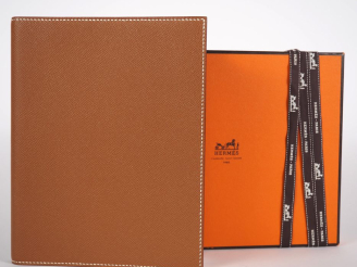 Vente aux enchères HERMES, Paris Protège agenda en cuir Courchevel Gold surpiqué.  Tampon