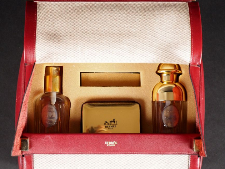 HERMES, Paris Trousse de toilette en toile beige et cuir bordeaux, con