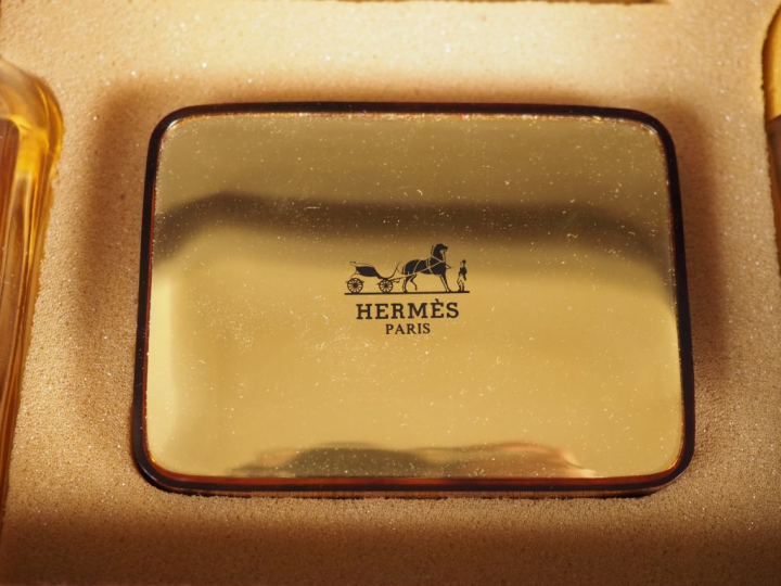 HERMES, Paris Trousse de toilette en toile beige et cuir bordeaux, con