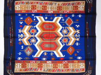 Vente aux enchères HERMES, Paris Carré de soie, modèle "kilim".  Design Dimitri R.  Signé