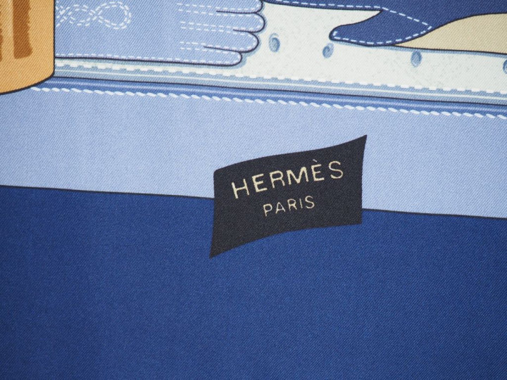 HERMES, Paris Carré de soie, modèle "Tout cuir". Design Latham. Signé.