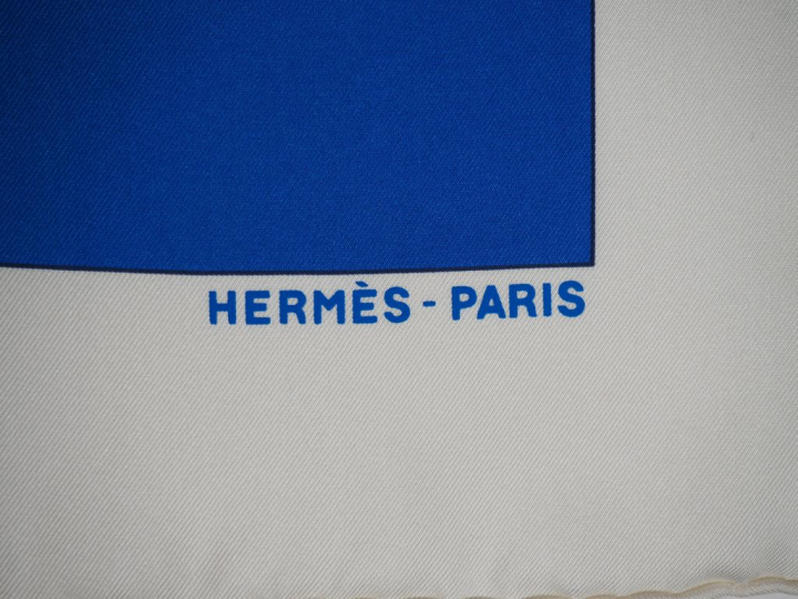 HERMES, Paris Carré de soie, modèle "Swing II".  Signé.  Dans sa boite