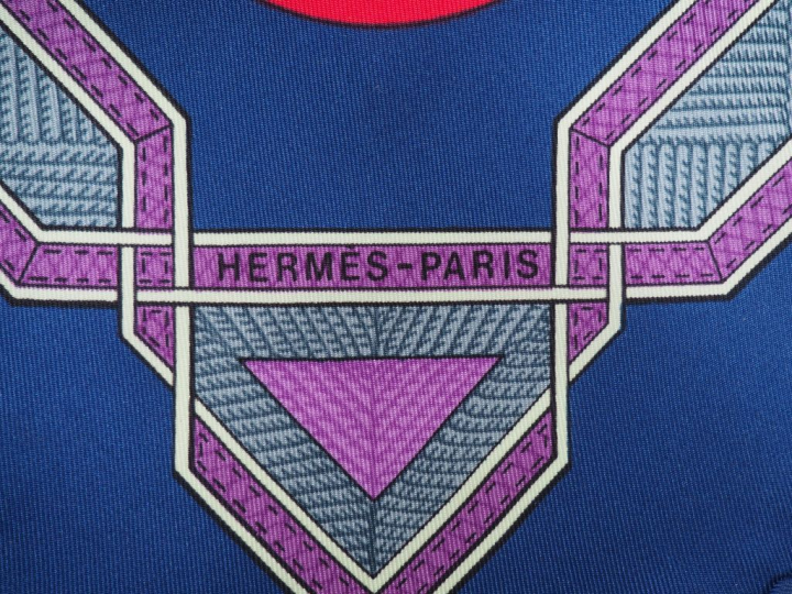 HERMES, Paris Carré de soie, modèle "Cuirs du désert". Design par F. d