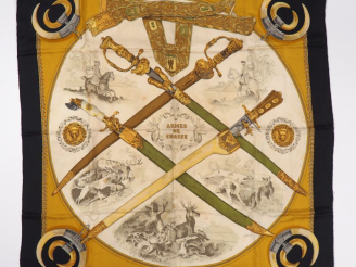 Vente aux enchères HERMES, Paris Carré de soie, modèle "Armes de chasse".  Signé Ledoux. 