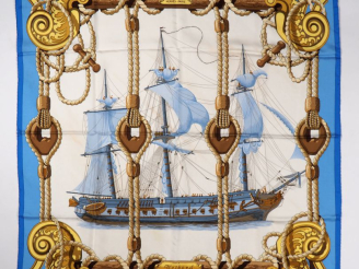 Vente aux enchères HERMES, Paris Carré de soie, modèle "Tribord".  Signé J. ABADIE.  90 x