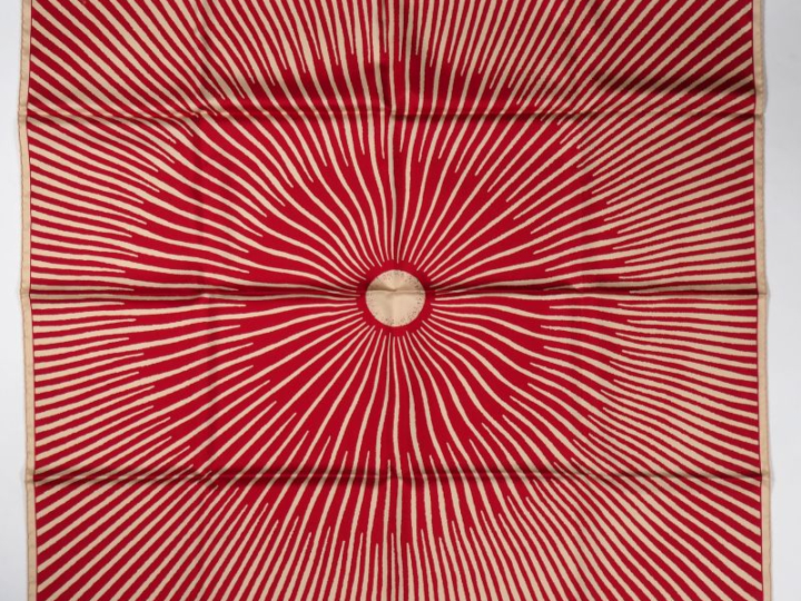 HERMES, Paris Carré de soie, modèle "Soleil". Signé.  Dans sa boite (l