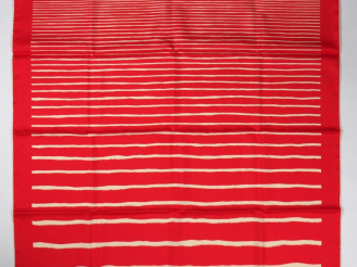 Vente aux enchères HERMES, Paris Carré de soie, à décor rayé blanc sur fond rouge.  Signé