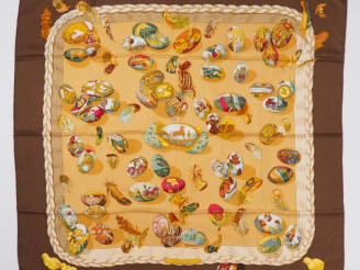 Vente aux enchères HERMES, Paris Carré de soie, modèle "Couvée d'Hermès".  Design par Lat