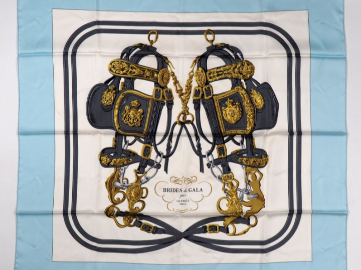 HERMES, Paris Carré de soie, modèle "Brides de Gala". Signé.  (petites