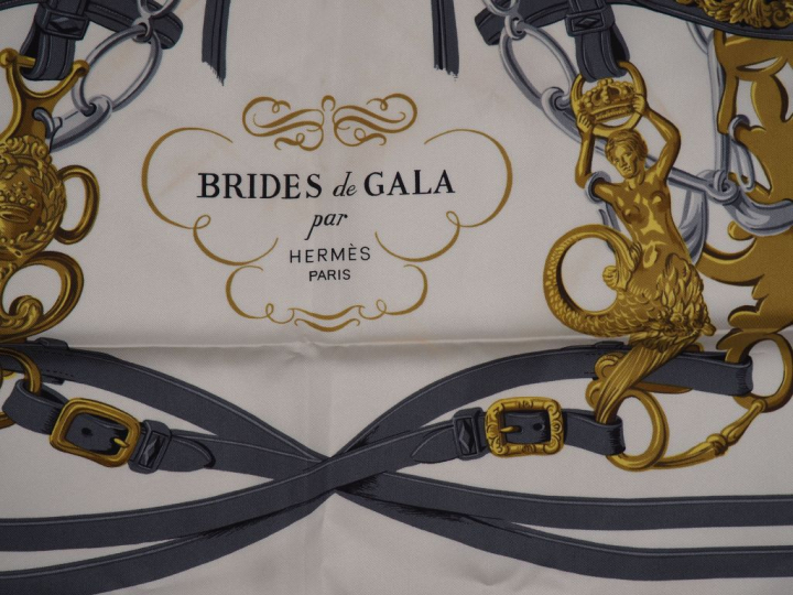 HERMES, Paris Carré de soie, modèle "Brides de Gala". Signé.  (petites