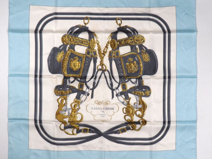 HERMES, Paris Carré de soie, modèle "Brides de Gala". Signé.  (petites
