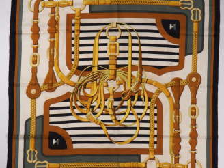 Vente aux enchères HERMES, Paris Carré de soie, modèle "Coaching". Design par J. Abadie. 