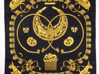 Vente aux enchères HERMES, Paris Carré de soie, modèle "Les cavaliers d'or".  Design par 