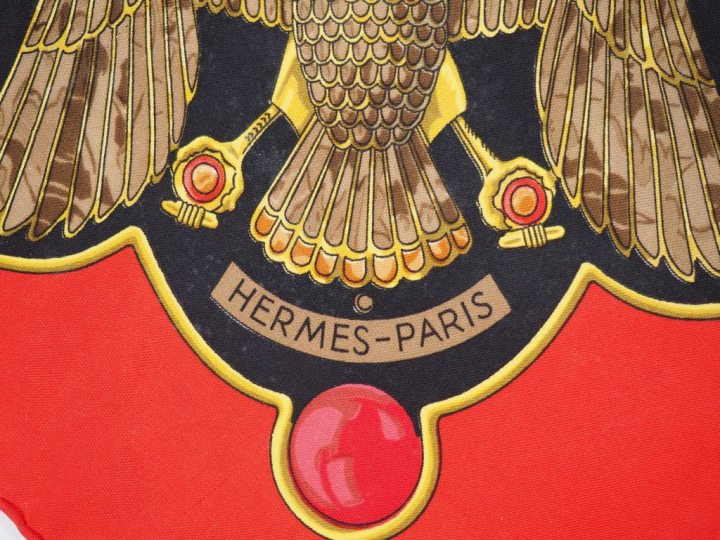 HERMES, Paris Carré de soie, modèle "Scarabées et pectoraux" Signé.  D