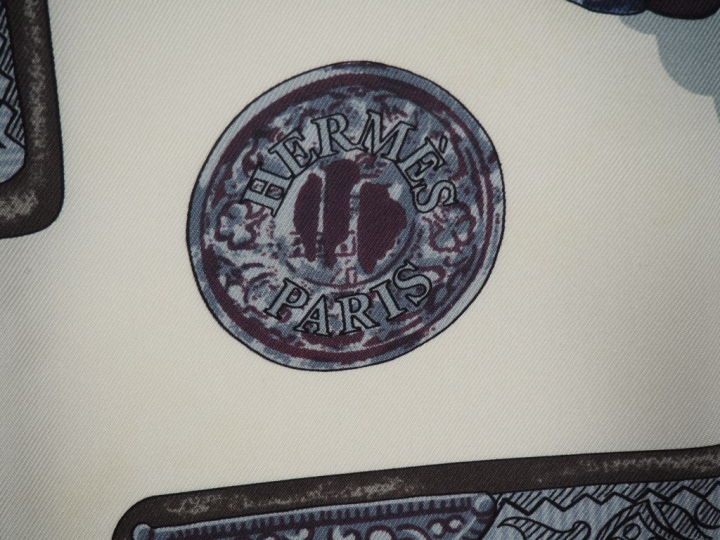 HERMES, Paris Carré de soie, modèle "Tibet". Signé.  (taché)