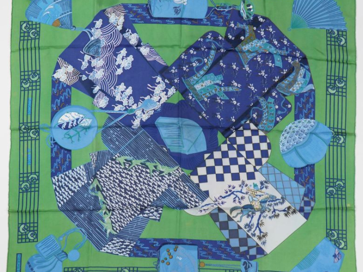 HERMES, Paris Carré de soie, modèle "Kimonos et inros". (taches, fils 