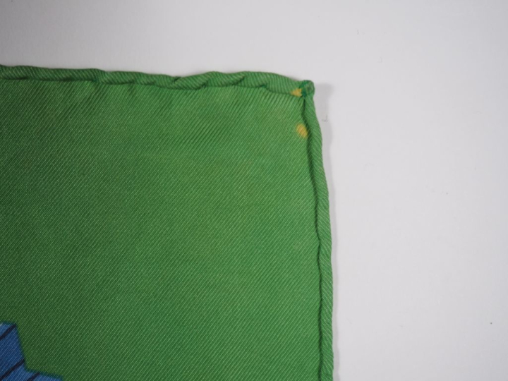 HERMES, Paris Carré de soie, modèle "Kimonos et inros". (taches, fils 