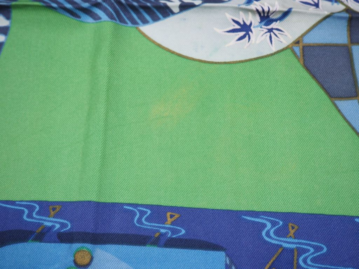 HERMES, Paris Carré de soie, modèle "Kimonos et inros". (taches, fils 