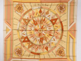 Vente aux enchères HERMES, Paris Carré de soie, modèle "La rose des vents" Signé.  90 x 9