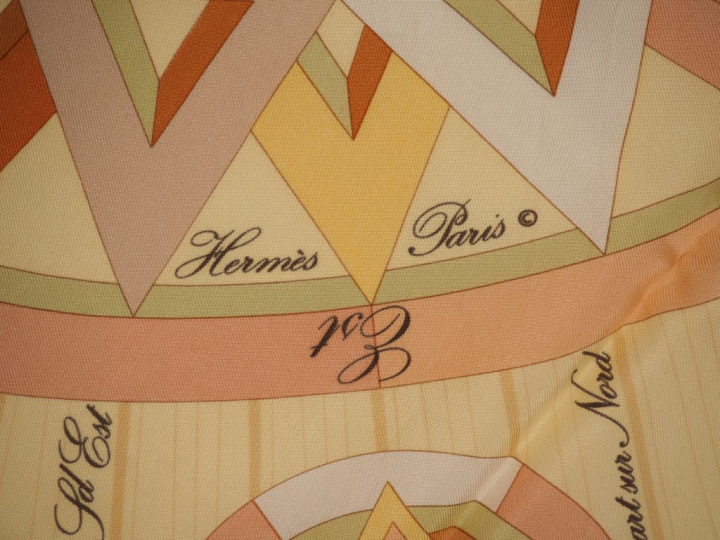 HERMES, Paris Carré de soie, modèle "La rose des vents" Signé.  90 x 9