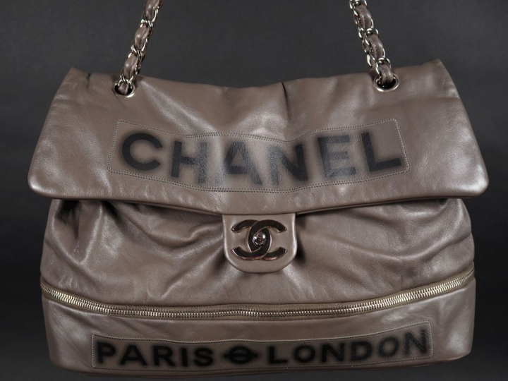 CHANEL, Paris - London Sac cabas porté épaule en cuir gris. Double ans