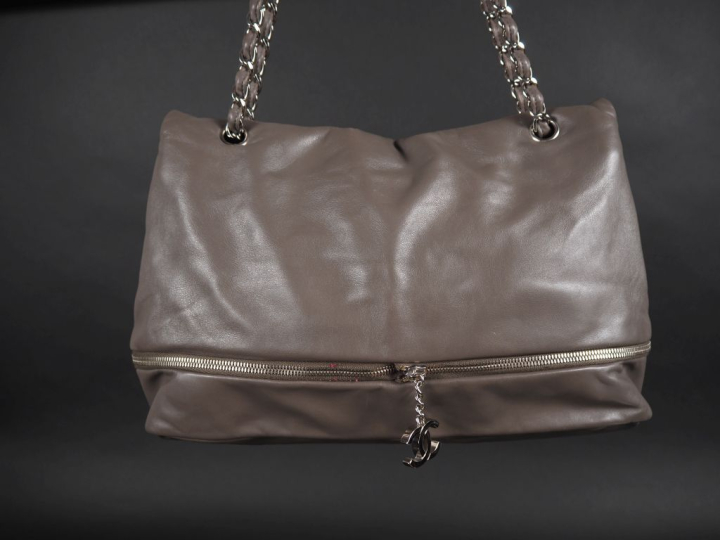 CHANEL, Paris - London Sac cabas porté épaule en cuir gris. Double ans