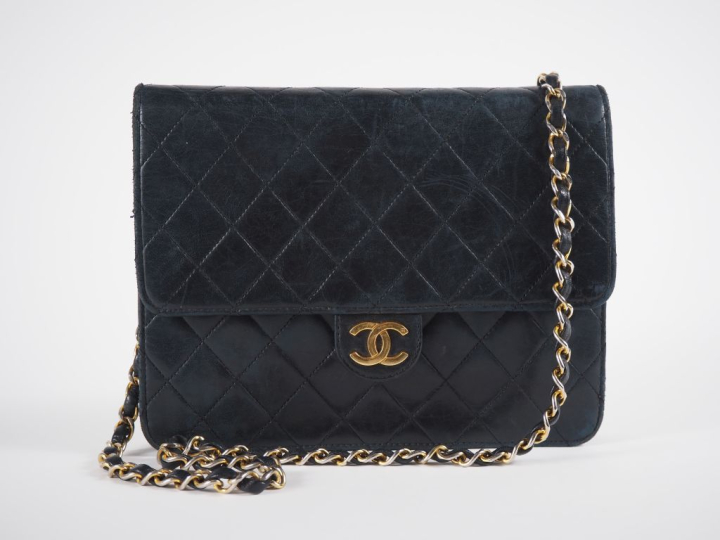 CHANEL, Paris Sac en cuir matelassé noir.  Fermeture à rabat et pressi